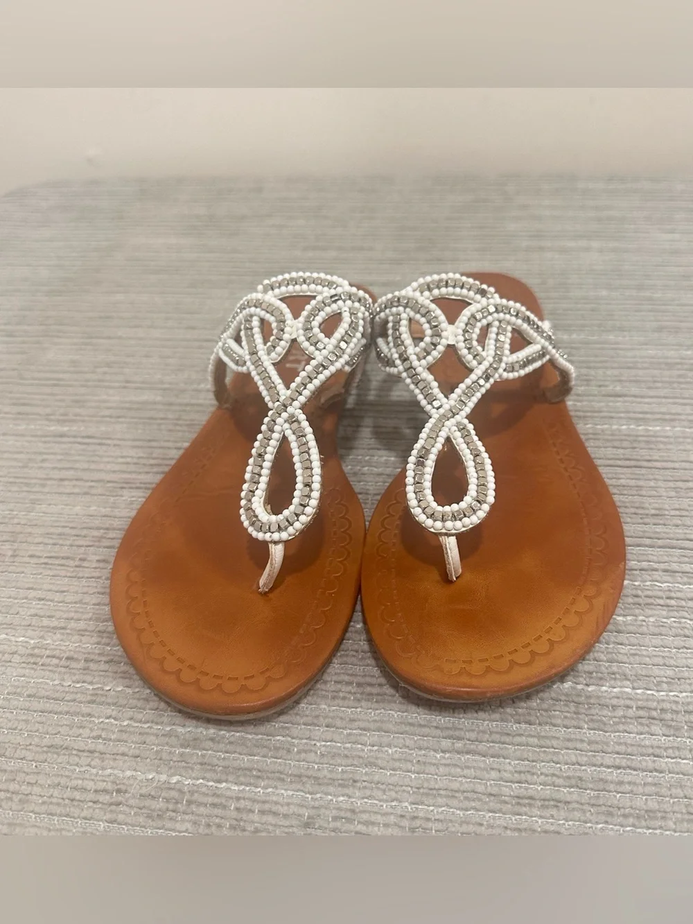 Report Women's Beaded Thong Sandals White Leather Straps Brown Sole Size 8,5